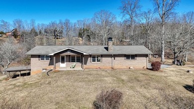 Charming Brick Ranch on 2.4 Acres with Mountain, pasture and - photo 17