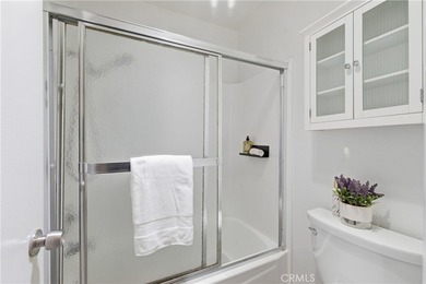 Beautifully updated ground-level condo in a highly desirable - photo 18