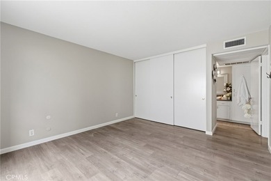 Beautifully updated ground-level condo in a highly desirable - photo 23