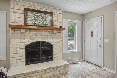 Charming home ready to meet new owner! Located in beautiful Hot - photo 10