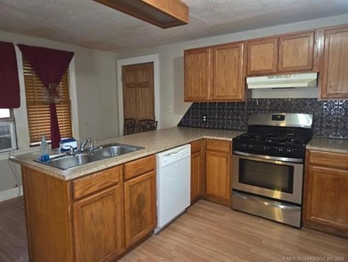 3BD/1BA home in town and convenient to everything! Nice sized - photo 12