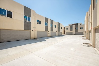 NEW CONSTRUCTION 3 bed, 2.5 bath, three-story townhome with sky - photo 35