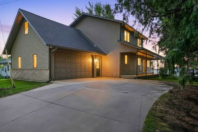 Spectacular waterfront property with approximately 100ft of - photo 2
