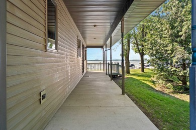 Spectacular waterfront property with approximately 100ft of - photo 4