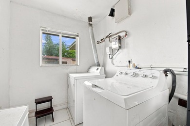 Welcome to this spacious 3-bedroom, 3-bathroom home located in - photo 31
