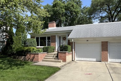 Lake Townhome/Townhouse Sale Pending in Arlington Heights, Illinois