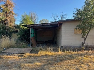 Beautiful 2.5 acres with a older 3 bed 2 bath MFH fixer - upper - photo 3