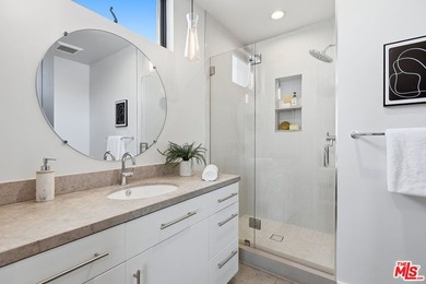 Stunning contemporary showplace situated in a quiet and - photo 47