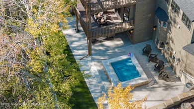 Extensively remodeled in 2022, this 7BD/6BA home offers over 6 - photo 5