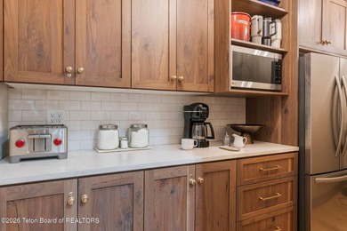 Extensively remodeled in 2022, this 7BD/6BA home offers over 6 - photo 8