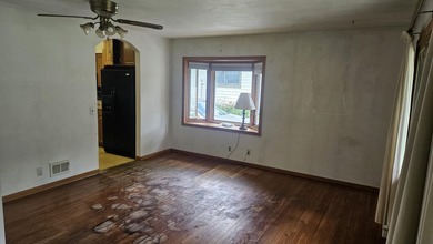 Project house with good bones! Note: Will not pass VA or FHA - photo 3