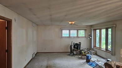 Project house with good bones! Note: Will not pass VA or FHA - photo 5