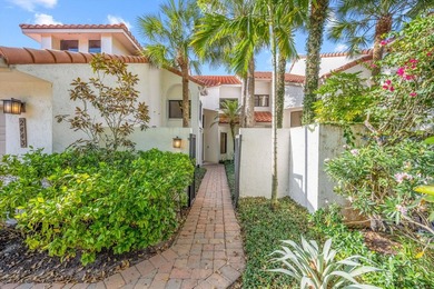 Elegantly appointed, freshly painted two story Town House in the - photo 3