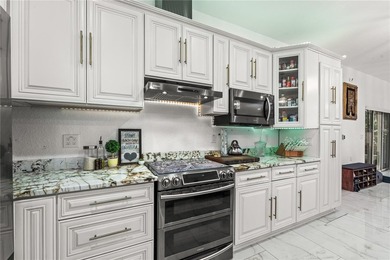 Exceptional oasis-style estate in a desirable golf community - photo 11