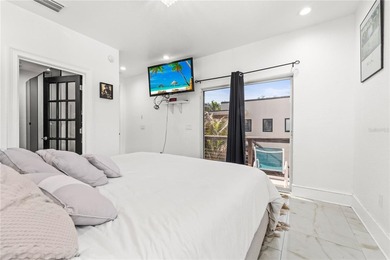 Exceptional oasis-style estate in a desirable golf community - photo 33