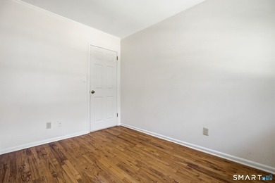 Welcome to this sun-drenched 3-bedroom, 2-bathroom ranch - photo 11
