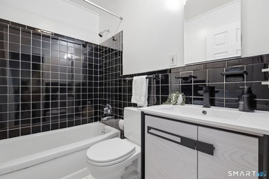 Welcome to this sun-drenched 3-bedroom, 2-bathroom ranch - photo 14
