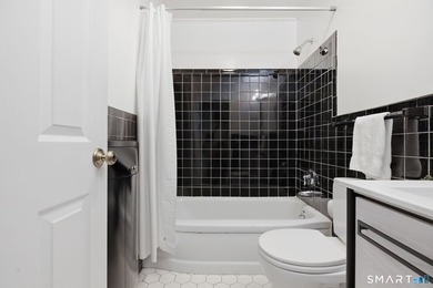 Welcome to this sun-drenched 3-bedroom, 2-bathroom ranch - photo 15