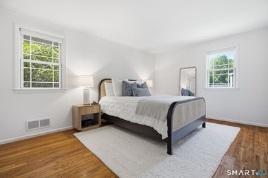 Welcome to this sun-drenched 3-bedroom, 2-bathroom ranch - photo 16