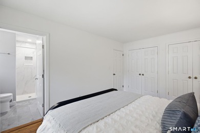 Welcome to this sun-drenched 3-bedroom, 2-bathroom ranch - photo 19
