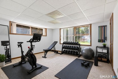 Welcome to this sun-drenched 3-bedroom, 2-bathroom ranch - photo 23