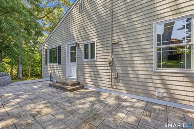 Welcome to this sun-drenched 3-bedroom, 2-bathroom ranch - photo 29