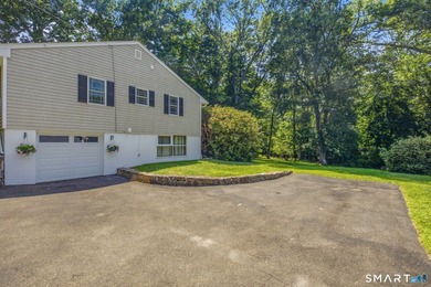 Welcome to this sun-drenched 3-bedroom, 2-bathroom ranch - photo 32