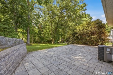 Welcome to this sun-drenched 3-bedroom, 2-bathroom ranch - photo 33