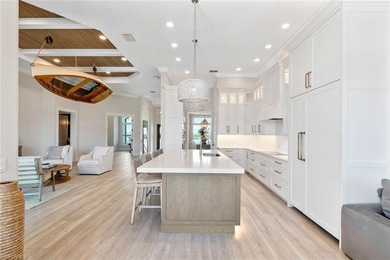 Exquisite waterfront retreat, perfectly positioned to capture - photo 11