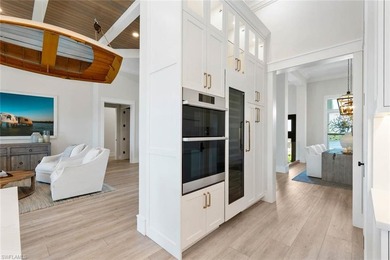 Exquisite waterfront retreat, perfectly positioned to capture - photo 14
