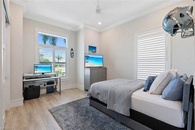 Exquisite waterfront retreat, perfectly positioned to capture - photo 26