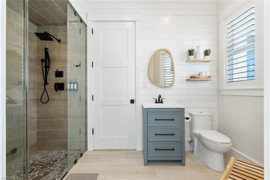 Exquisite waterfront retreat, perfectly positioned to capture - photo 30