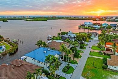 Exquisite waterfront retreat, perfectly positioned to capture - photo 38