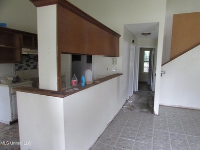 3 bedroom 2 bath fixer upper in a nice neighborhood with a - photo 3