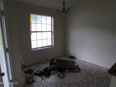 3 bedroom 2 bath fixer upper in a nice neighborhood with a - photo 4