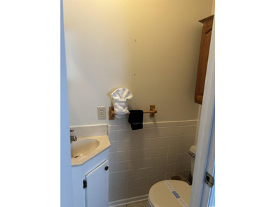 First floor 2 bedroom 1.5 bath unit fully furnished. Floating - photo 15
