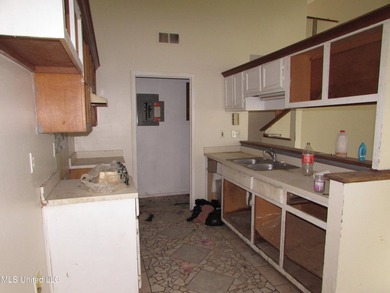 3 bedroom 2 bath fixer upper in a nice neighborhood with a - photo 5