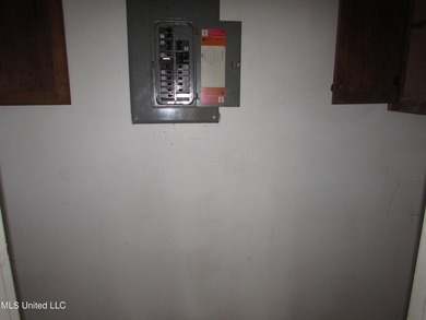 3 bedroom 2 bath fixer upper in a nice neighborhood with a - photo 6
