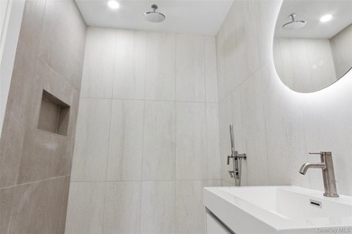 Welcome to this exceptional 6-bedroom, 4-bathroom new - photo 19
