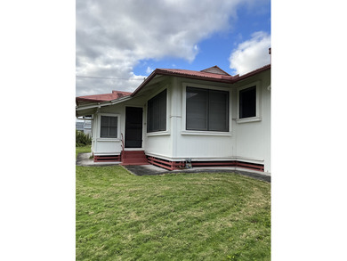Opportunity awaits! Two homes on larger lot in Waiakea Houselots - photo 2