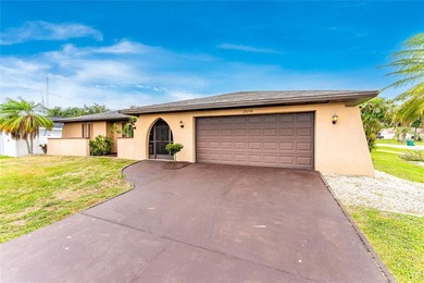 This spacious 2020 sq. ft home has been lovingly cared for and - photo 2