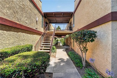Welcome to this beautifully updated single-level one-bedroom - photo 2