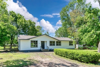 Richland Chambers Lake Home For Sale in Goodlow Texas