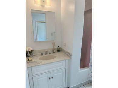 Beautiful and versatile 2-bedroom, 1.5-bath corner unit with a - photo 12