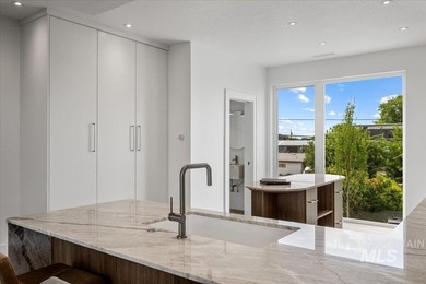 This exceptionally low-maintenance home is situated in Casino - photo 14