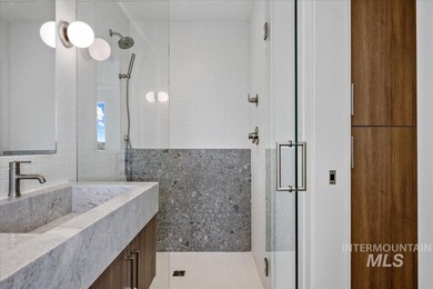 This exceptionally low-maintenance home is situated in Casino - photo 23