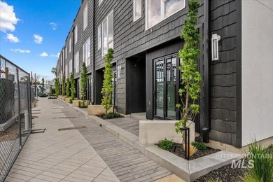 This exceptionally low-maintenance home is situated in Casino - photo 41