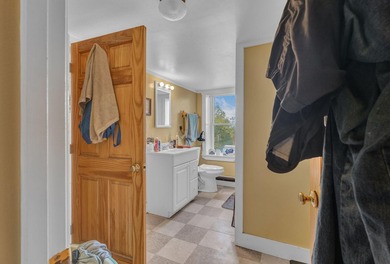 Seller offering 5K closing credit. Perfect opportunity to live - photo 27