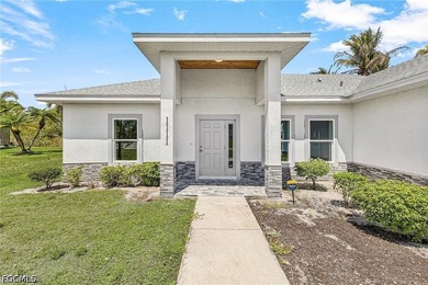 Waterfront living awaits at 1111 SW 5th Terrace, Cape Coral! - photo 2