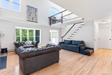 This warm and welcoming home offers a spacious layout with - photo 8